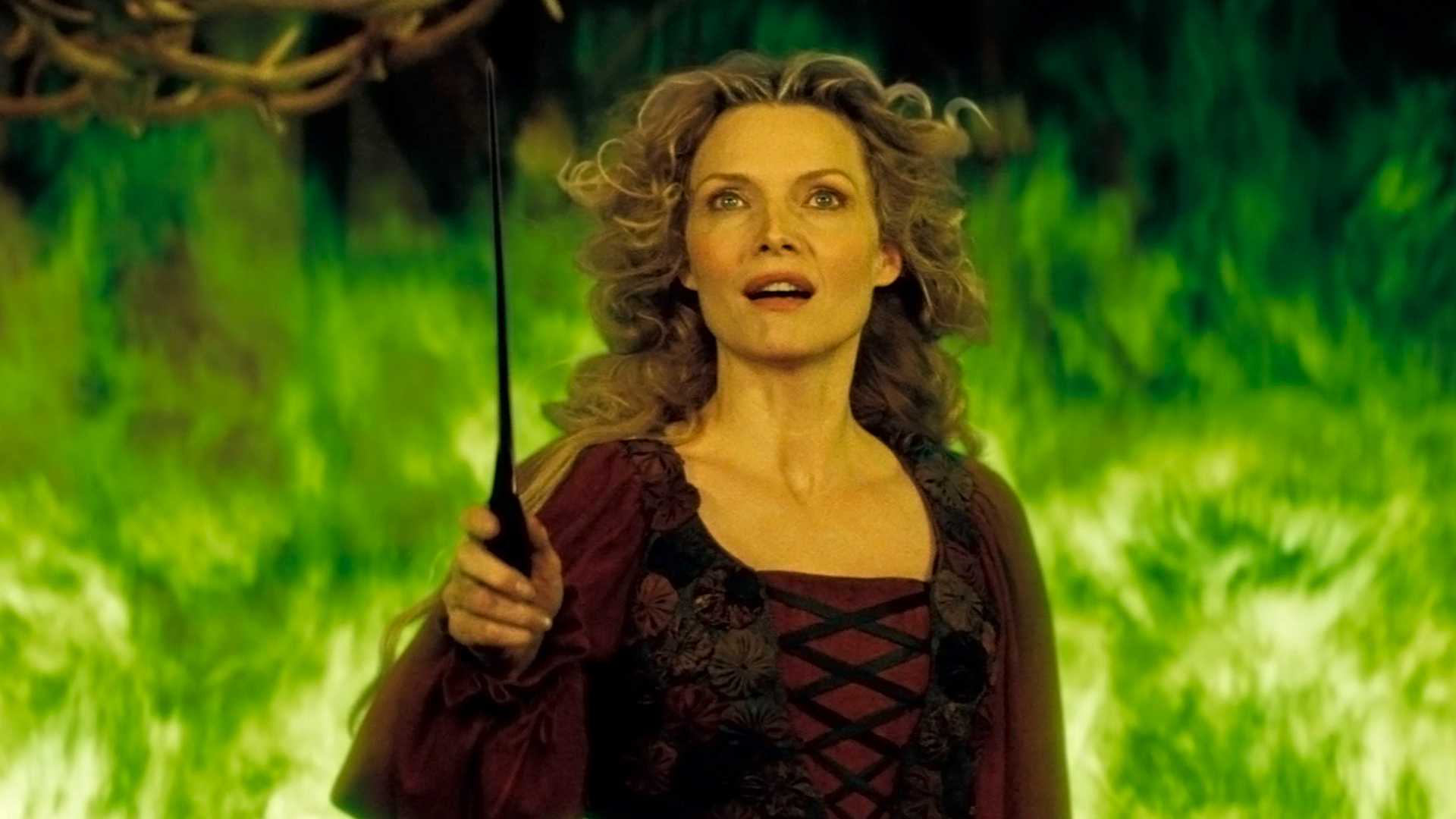 Lamia (Michelle Pfeiffer) emerges from green fire in Stardust