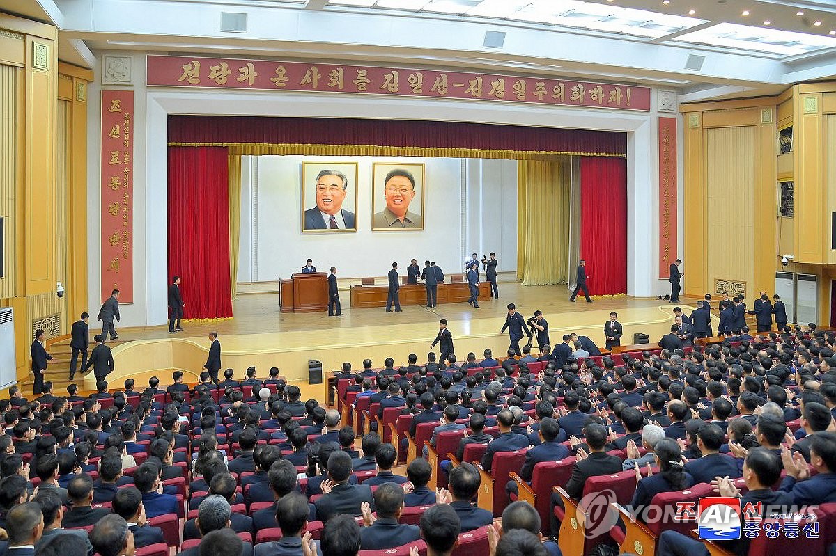 N Korea honors artists behind war memorial to troops