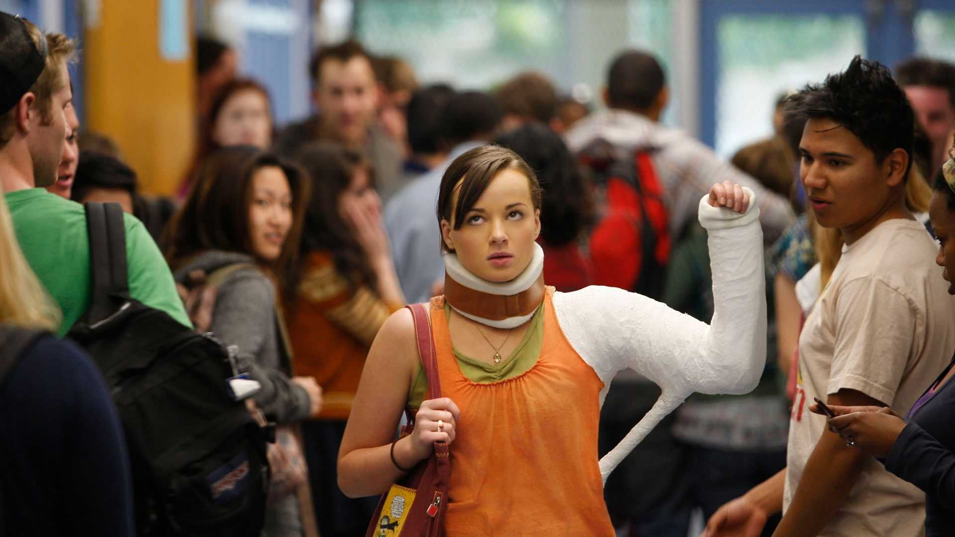 Ashley Rickards in Awkward, with a broken arm