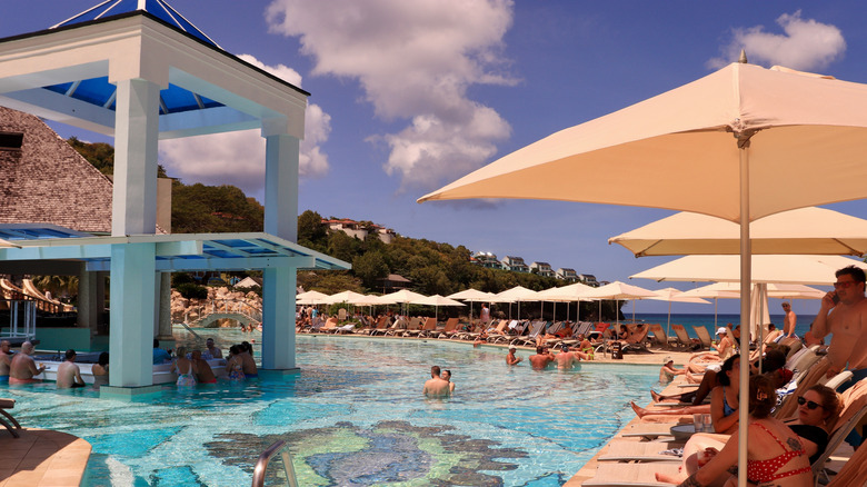 A Little-Known All-Inclusive Resort Hack Lets You Avoid Waiting At The Airport For A Late Flight