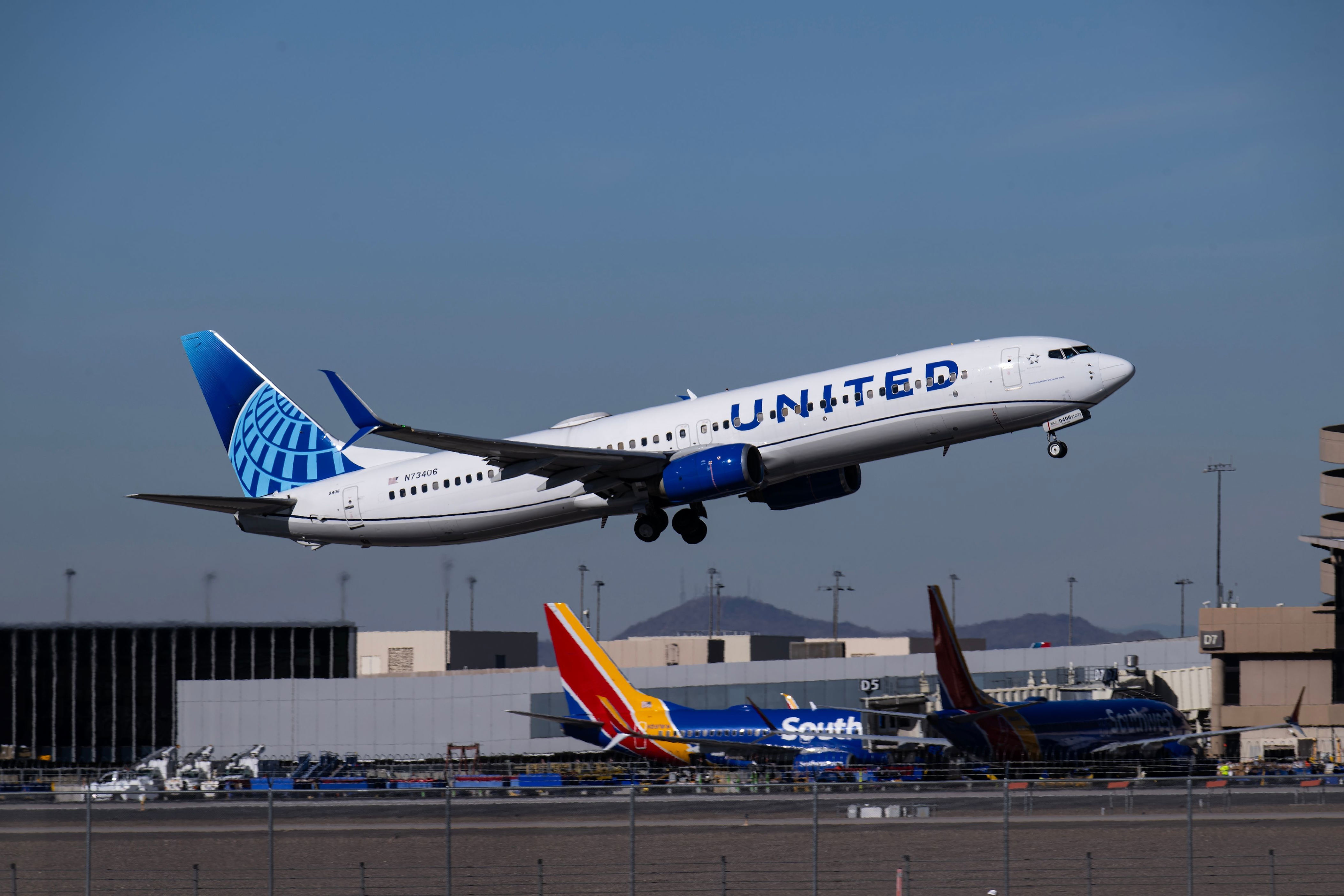 United Airlines Boeing 737-900 makes rare military base diversion after low fuel emergency
