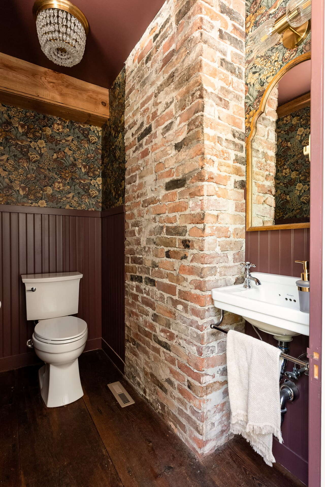 Connecticut home that housed British prisoners, president's relatives lists for $1.45M