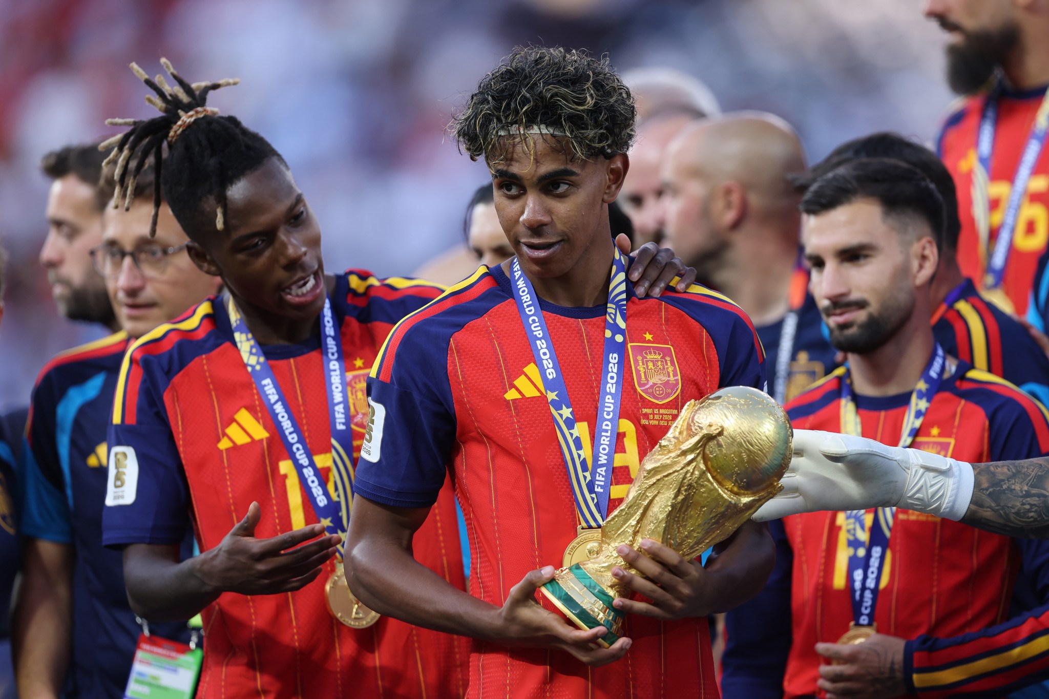 Lamine Yamal trolls Argentina player during Spain's World Cup parade