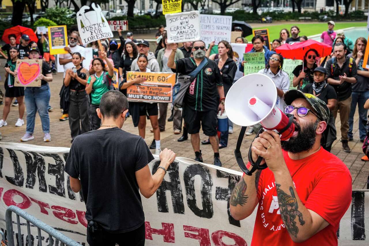 ICE protesters disrupt Houston City Council, leading HPD to detain 2 and clear chamber