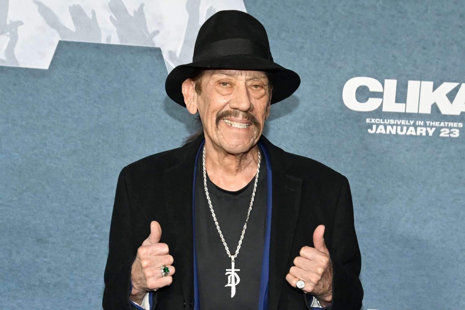 Danny Trejo realizes woman on LA tourist bus is his niece, the daughter of his estranged sister