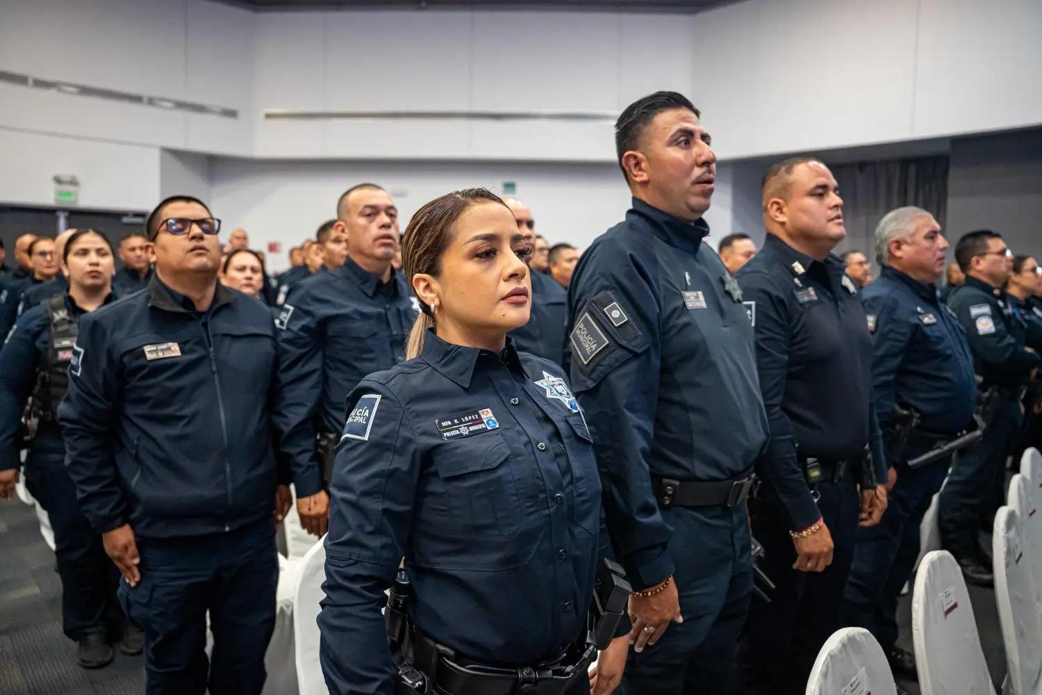Tijuana mayor decorates outstanding municipal police officers
