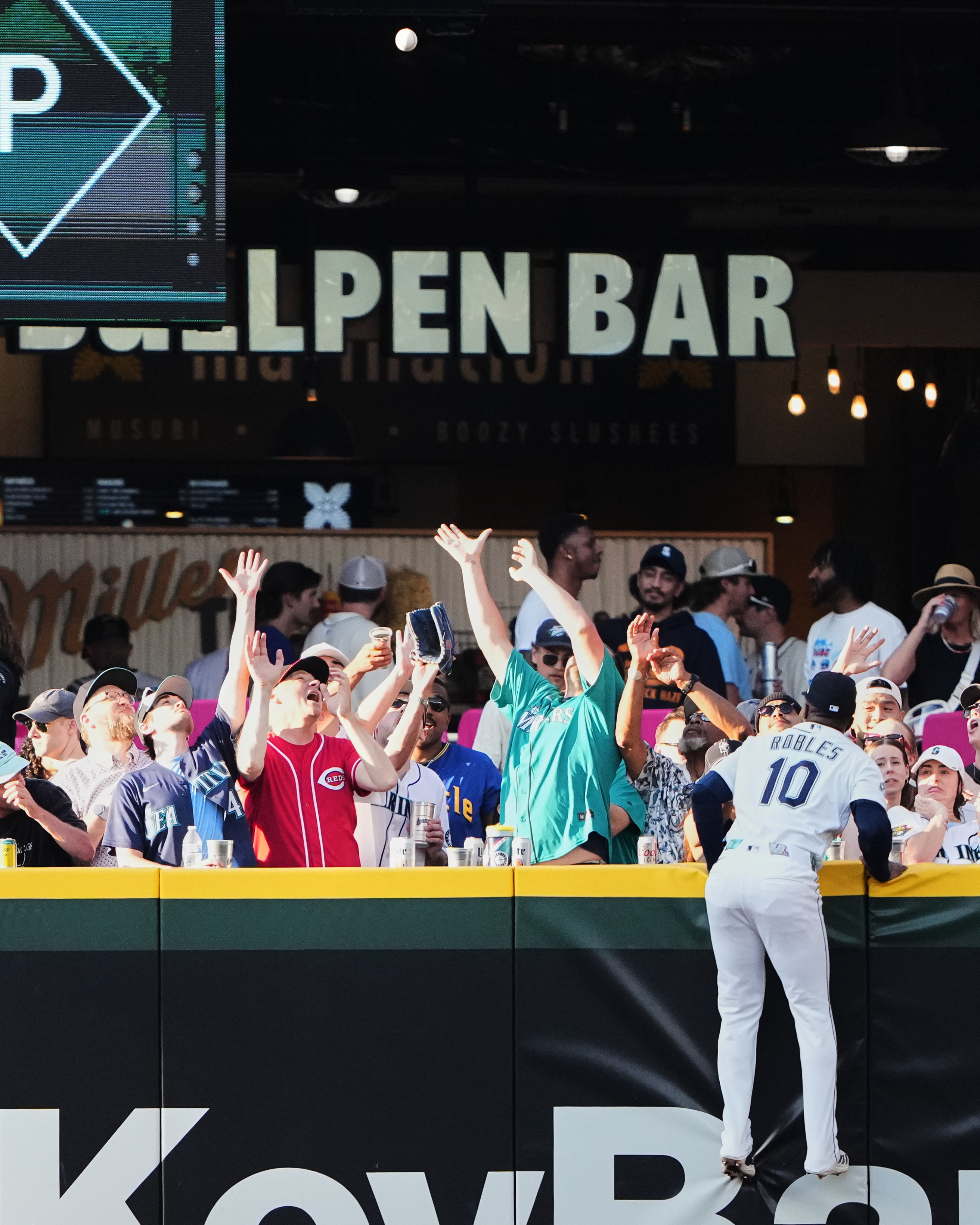 Seattle Mariners center fielder Victor Robles can't get to the solo home run from Cincinnati Reds' Eugenio Suárez during the fourth inning of a baseball game, Tuesday, July 21, 2026, in Seattle. (AP Photo/Lindsey Wasson)