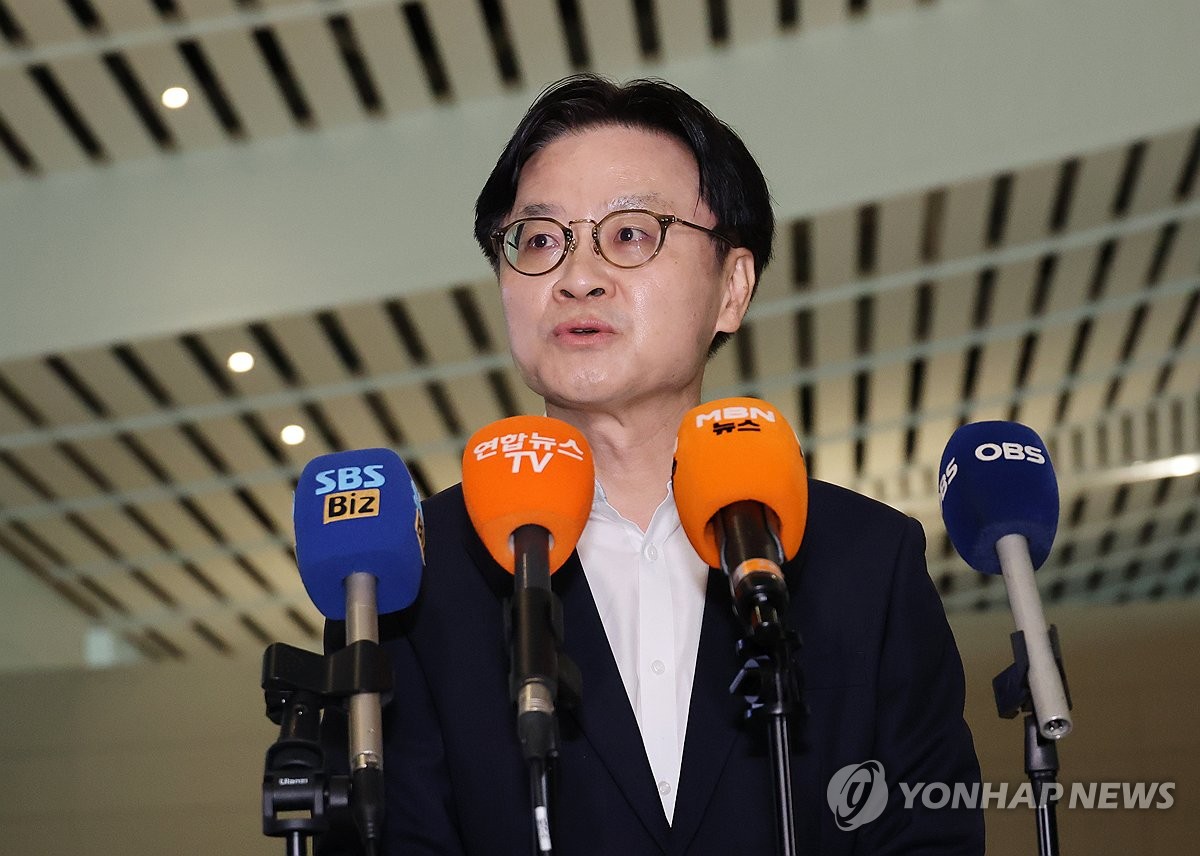 Industry minister to visit US