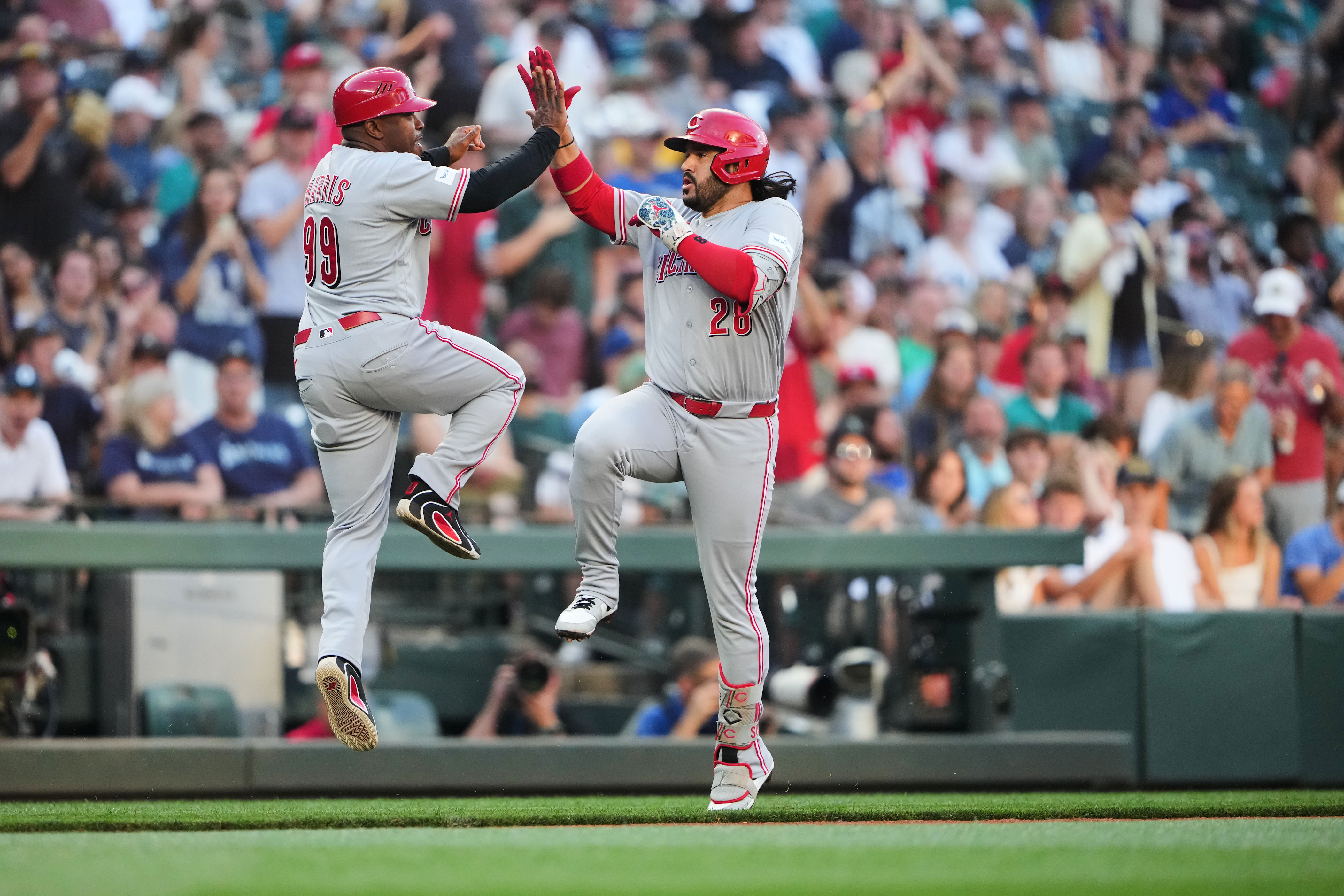 Suárez homers against former team and Burns throws 5 scoreless innings as Reds beat Mariners 4-2
