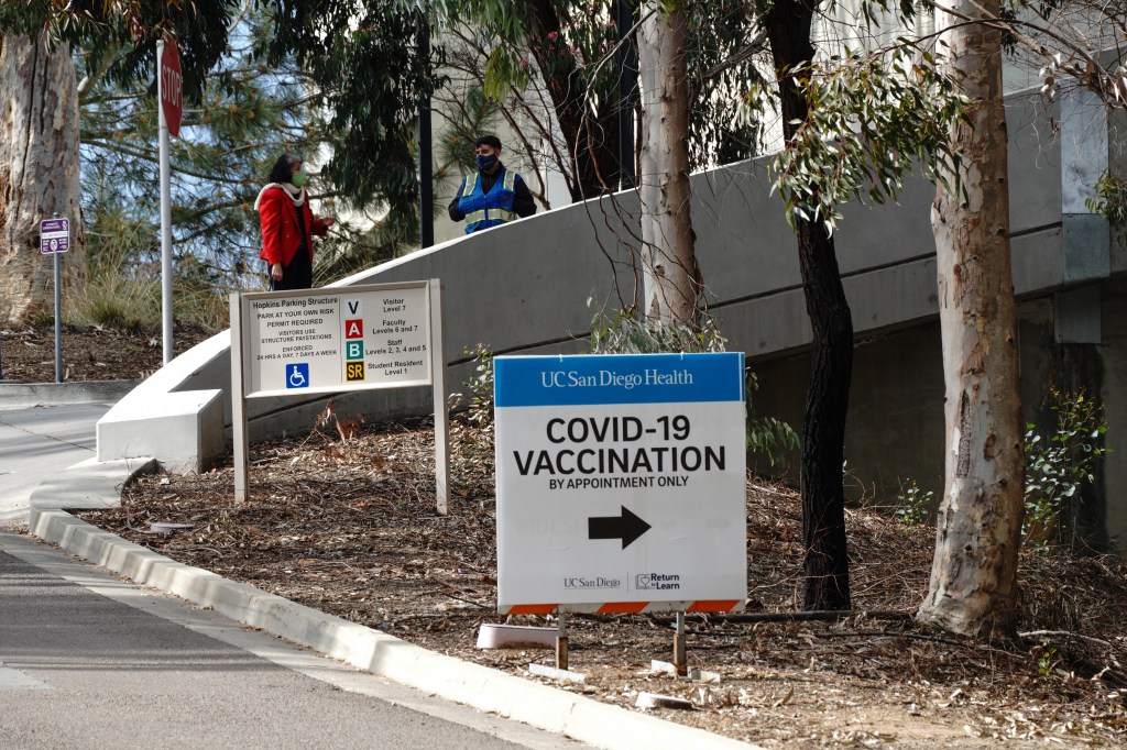 signage-covid-19-vaccination-site-135123006