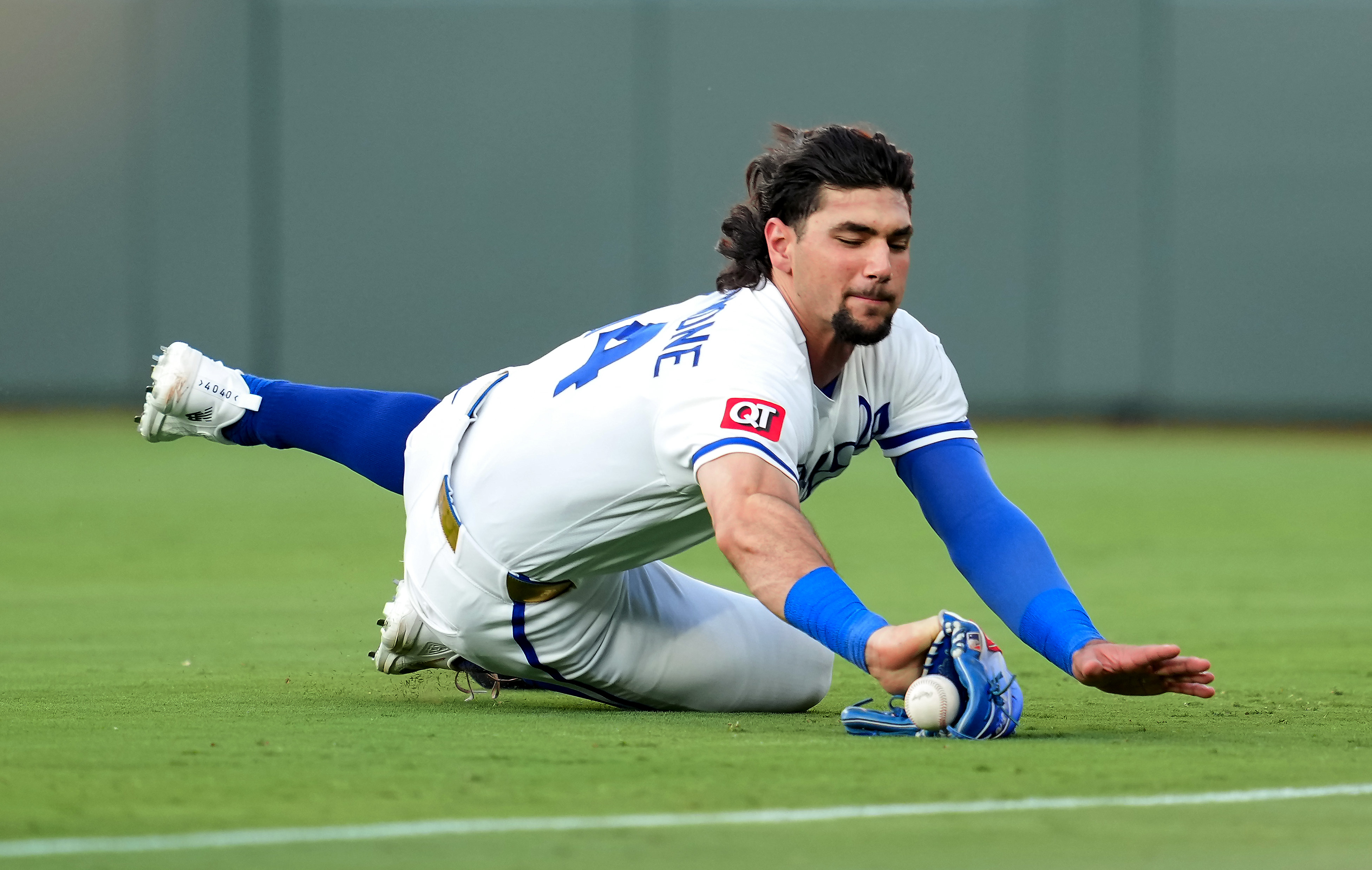 Royals' Jac Caglianone leaves game vs. Giants early with shoulder injury after awkward dive
