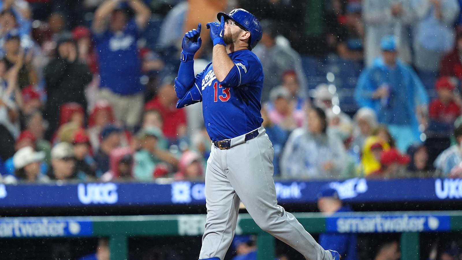Max Muncy inches closer to all-time Dodgers record with HR vs. Phillies