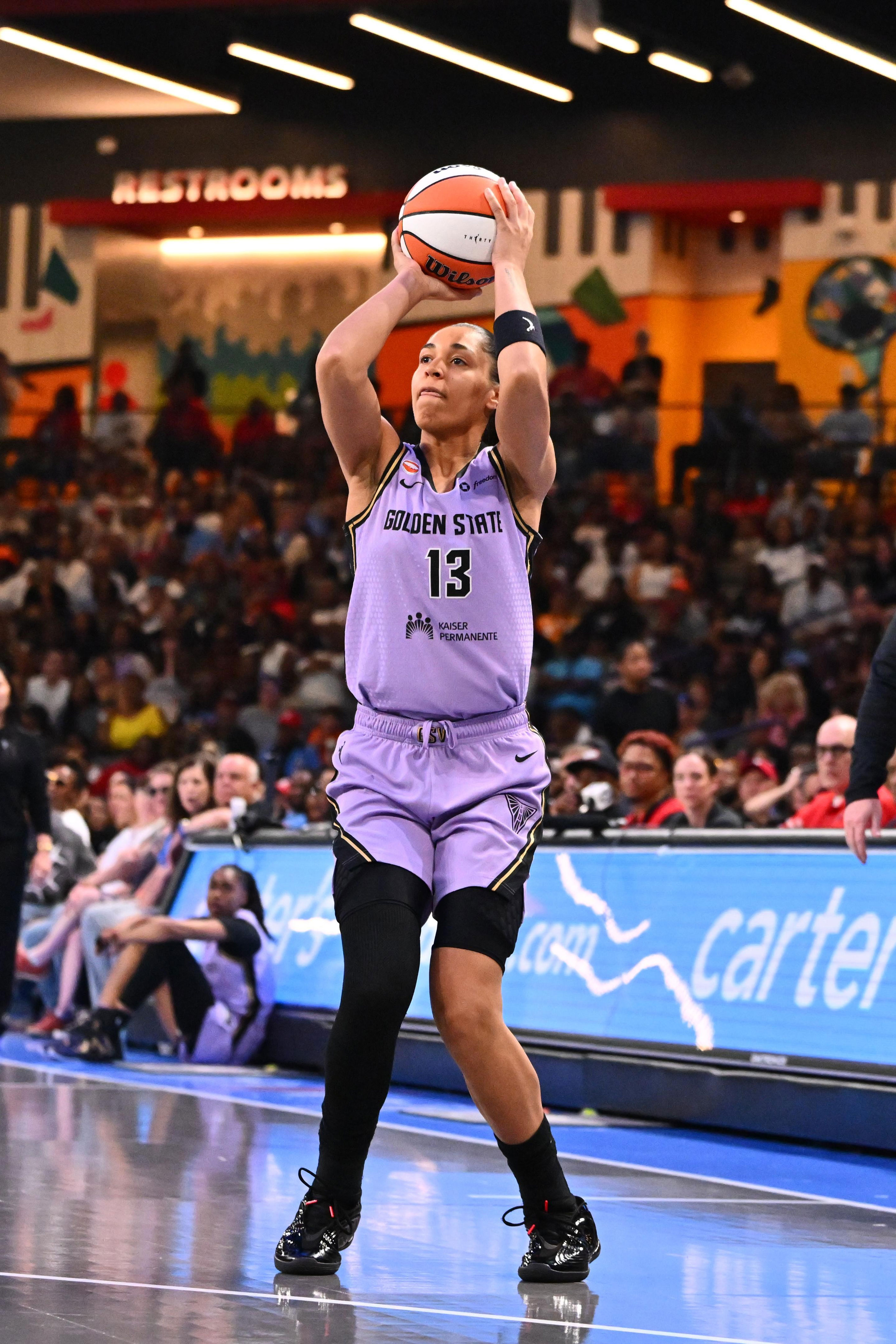 Janelle Salaün shooting a jump shot.
