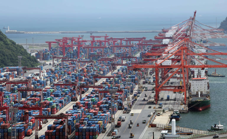 Container freight rates drop after 10-week surge