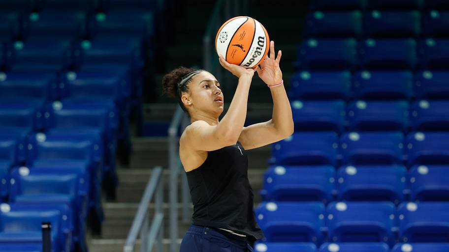 Azzi Fudd of Dallas Wings