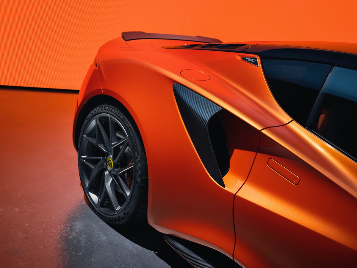 Lotus Emira 420 Sport: Photo Gallery