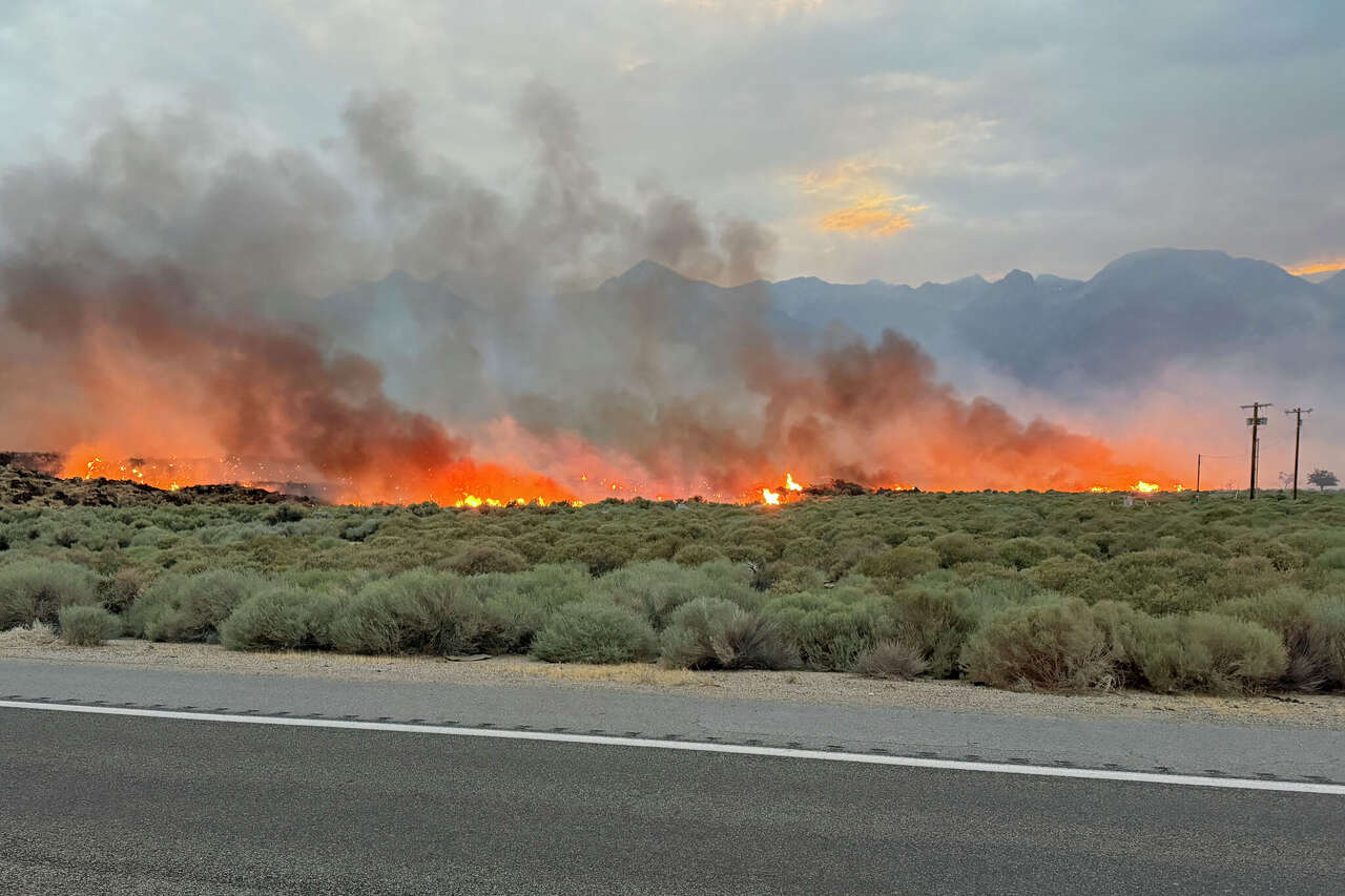 2 massive California wildfires erupt near Highway 395 amid 'erratic winds'