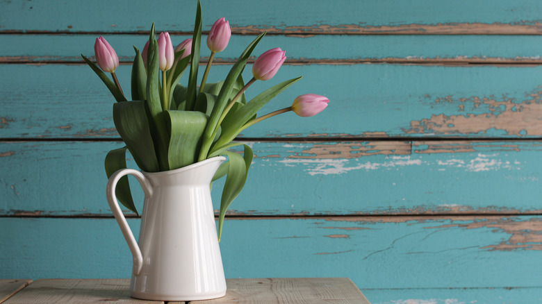 Transform an old pitcher into a beautiful centerpiece with this spray paint DIY