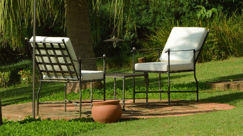 Cast Aluminum Vs Cast Iron Outdoor Furniture: Which Is Best For Your Yard?