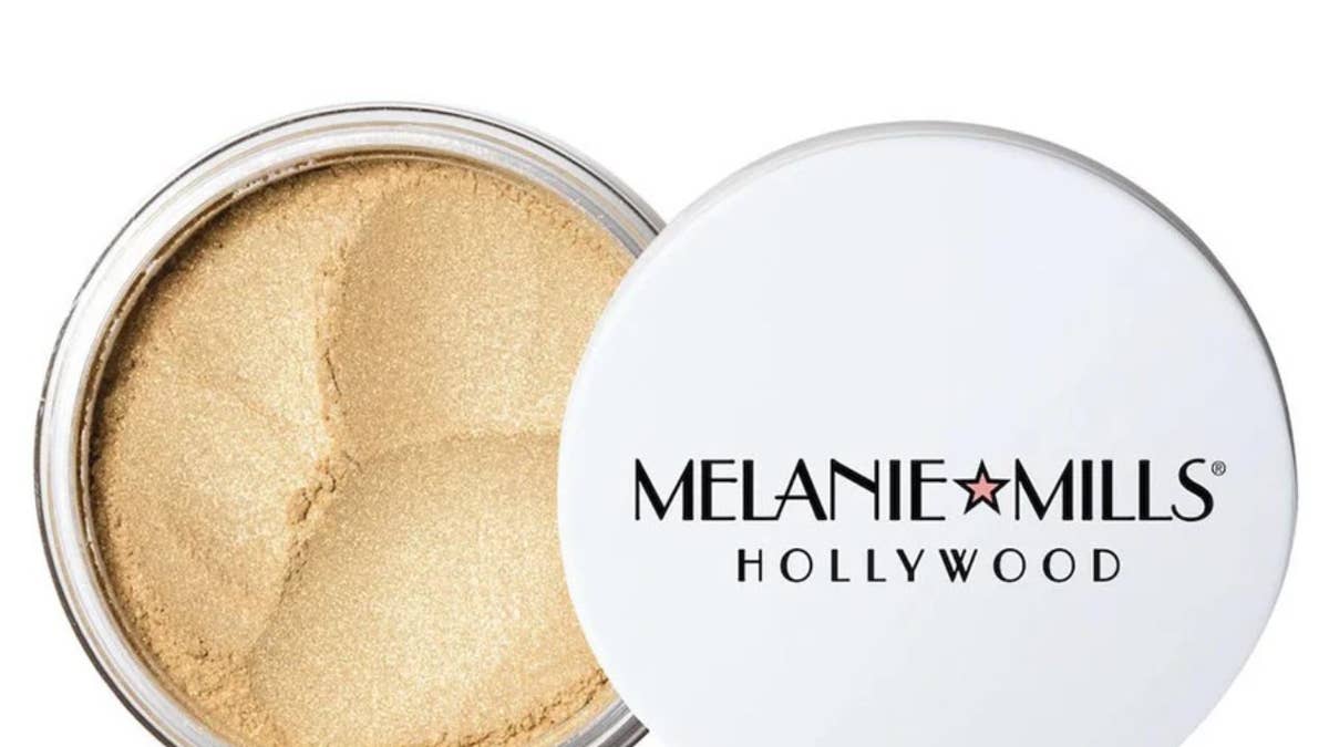 body-shimmer-gleam-radiant-dust-shimmering-loose-powder-for-face-body-1