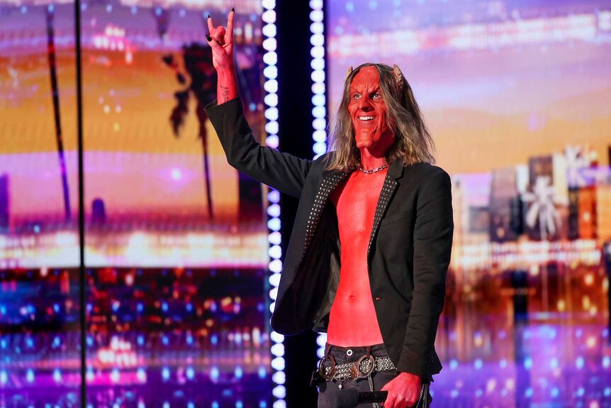 Lou performing on stage during America's Got Talent Season 21 Episode 7.