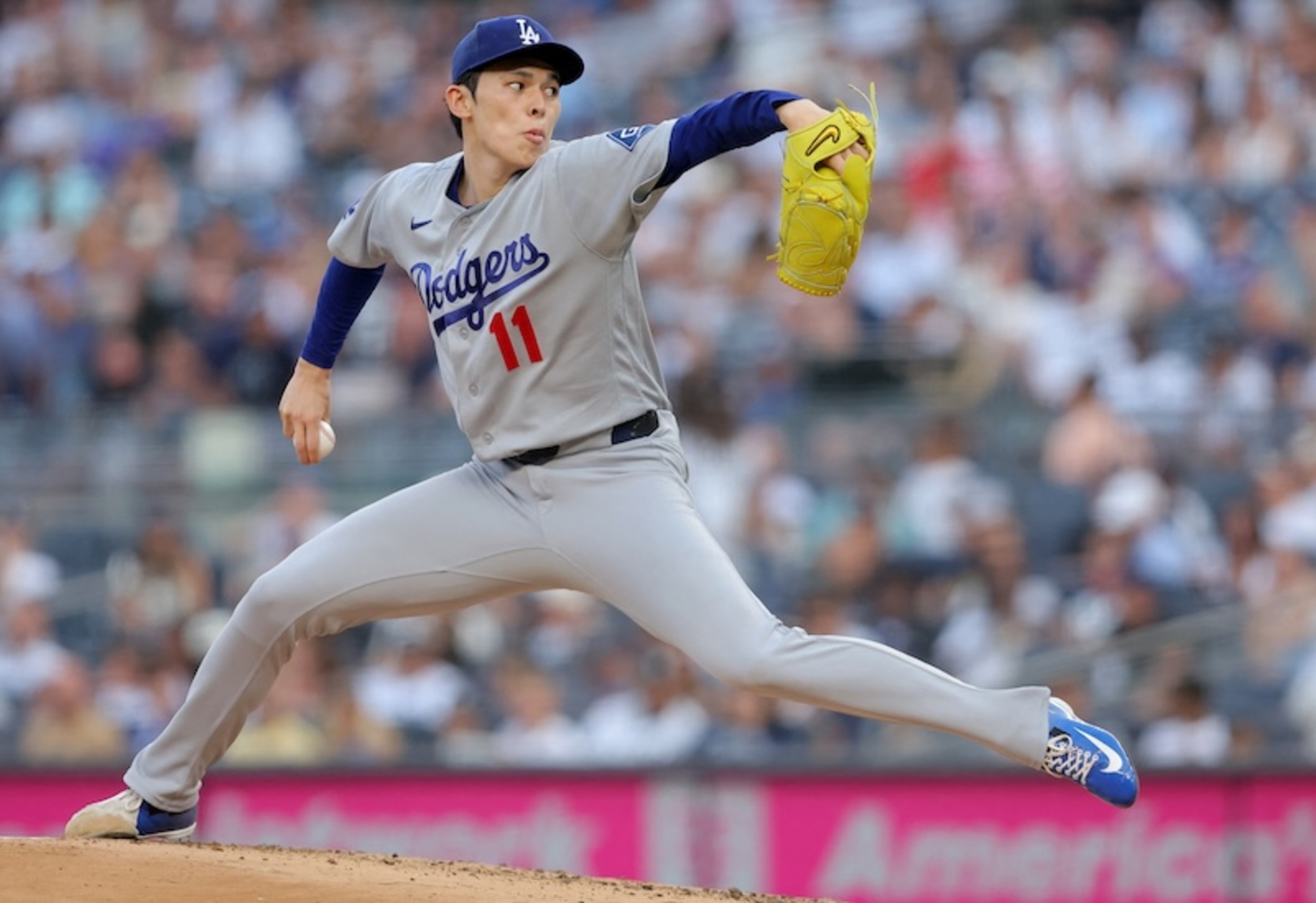 Roki Sasaki wearing bigger glove to curb pitch tipping