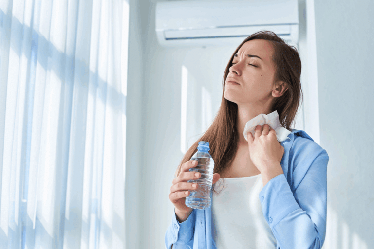 Palpitações, suor excessivo e tremores podem ser respostas físicas desencadeadas pela ansiedade (Imagem: goffkein.pro | Shutterstock)