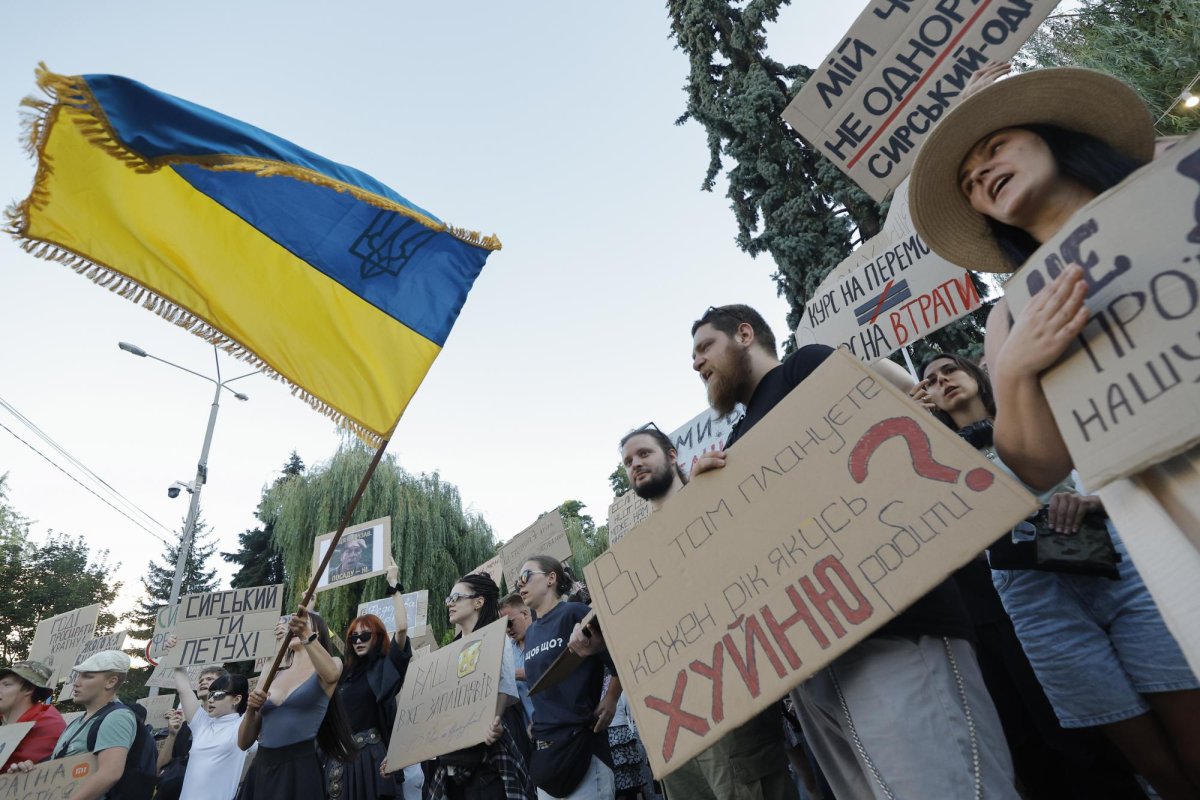 Zelensky dismisses Ukrainian military leader Oleksandr Syrskyi after protests