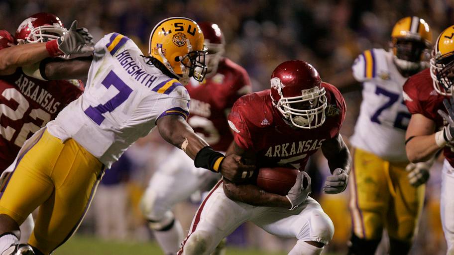 Arkansas Razorback tail back (5) Darren McFadden runs past LSU Tigers linebacker Ali Highsmith