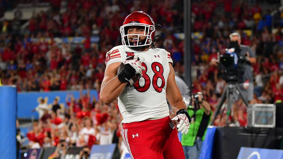 Aug 30, 2025; Pasadena, California, USA; Utah Utes tight end Dallen Bentley (88) scores a touchdown against the UCLA Bruins d