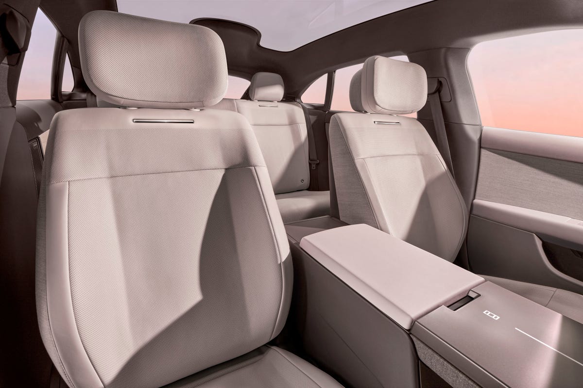 View Photos of the Land Rover Range Rover GT