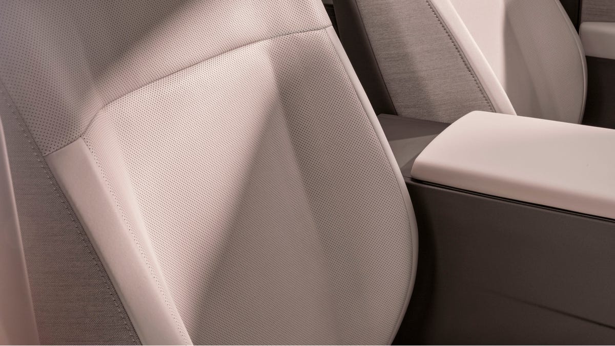 View Photos of the Land Rover Range Rover GT