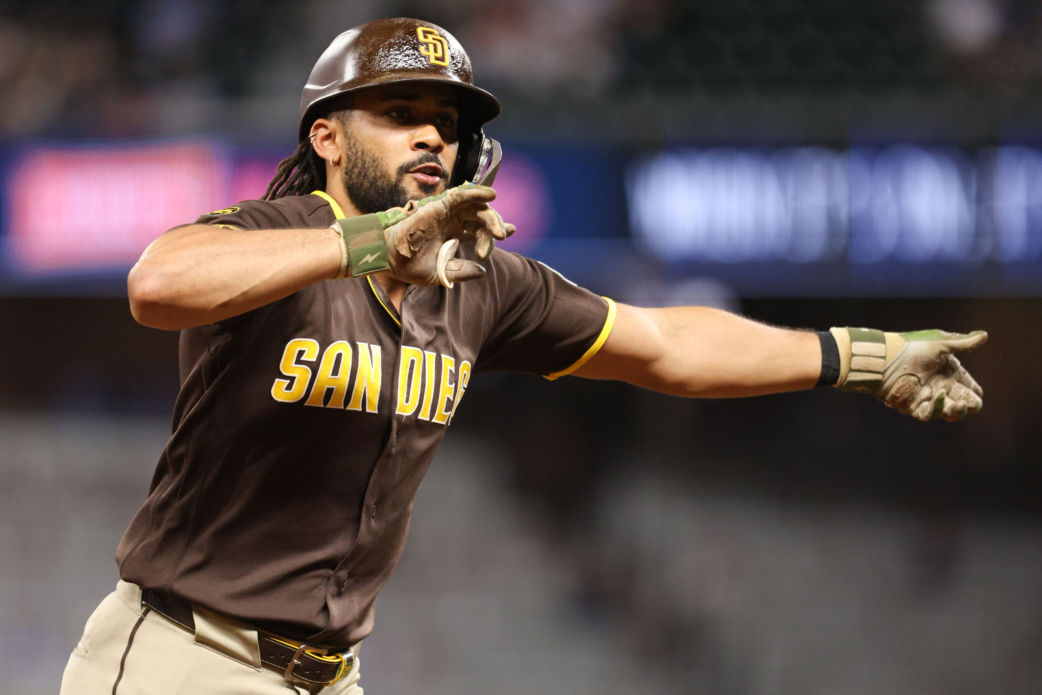 Fernando Tatis blasts longest HR of MLB season, Manny Machado hits 2 as Padres pummel Braves pitching