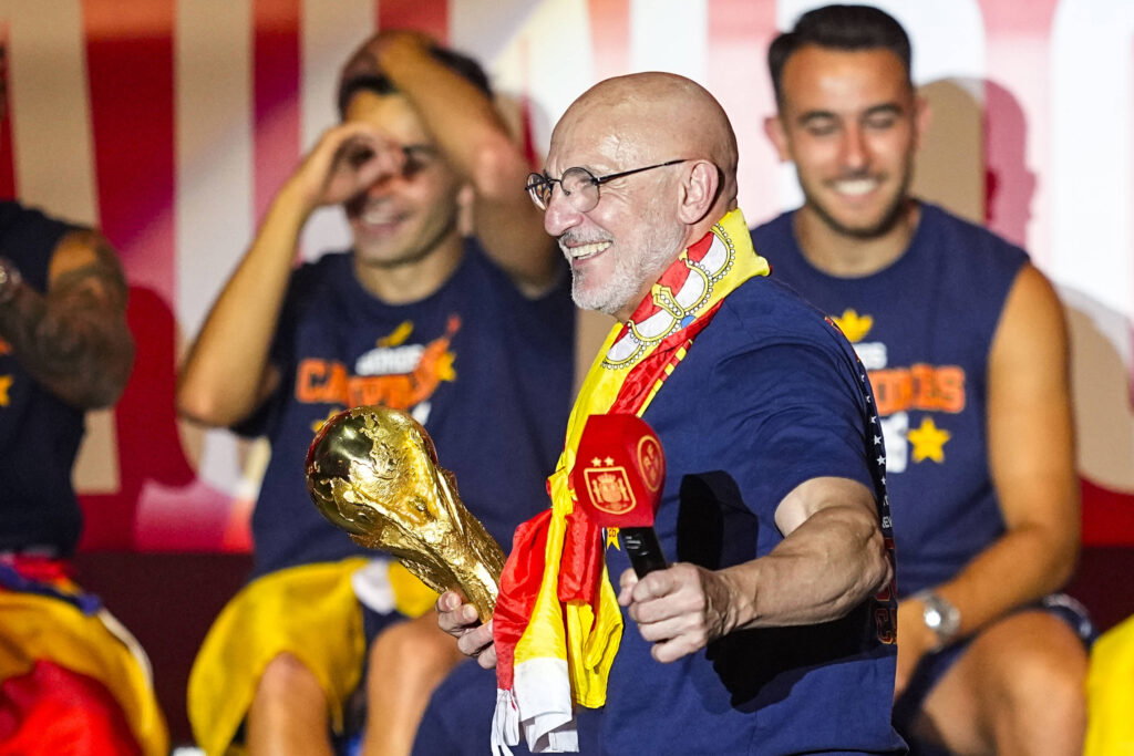 Spain manager Luis de la Fuente shows muscular biceps at 65