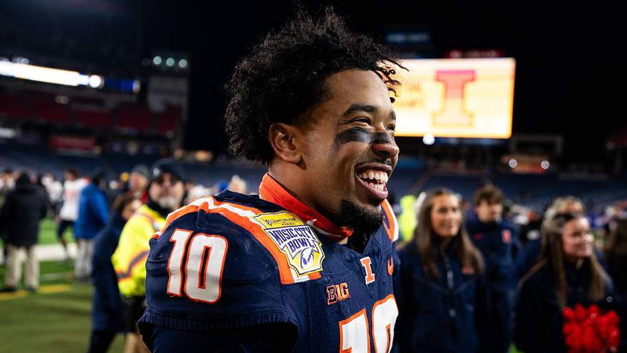 Illinois defensive back Miles Scott (10) celebrates after defeating Tennessee the Liberty Mutual Music City Bowl at Nissan St