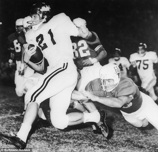 Jim Lindsey (21), who won a national championship at Arkansas in 1964, has died at age 81