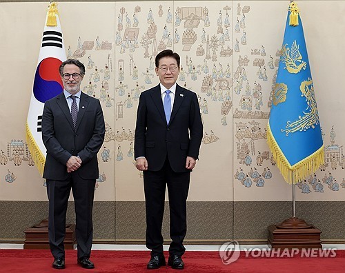 Lee receives letters of credence from 8 new foreign ambassadors