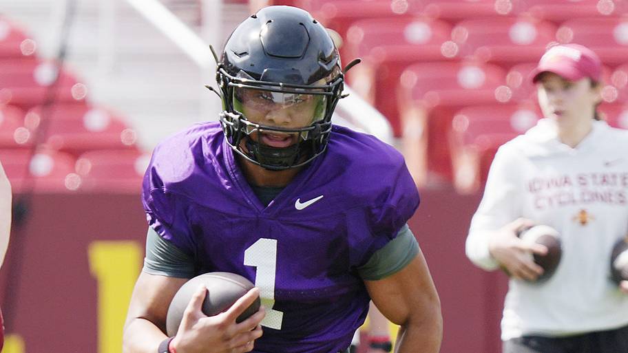 Iowa State quarterback Jaylen Raynor running