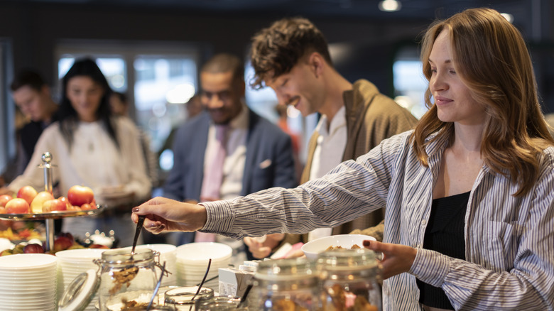 What We Can Learn About Eating At A Buffet From Anthony Bourdain's Trip To Sizzler