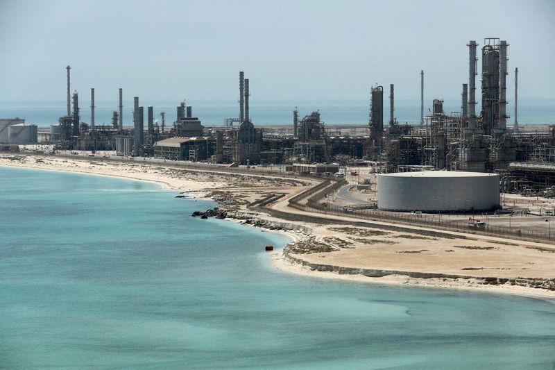 Oil extends gains on fresh Mideast supply risks