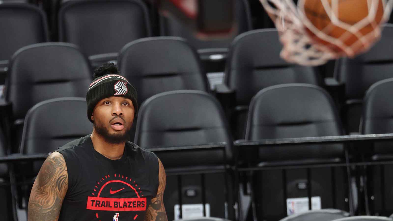 Damian Lillard puts troll in place after getting hit with Giannis-Davion Mitchell diss