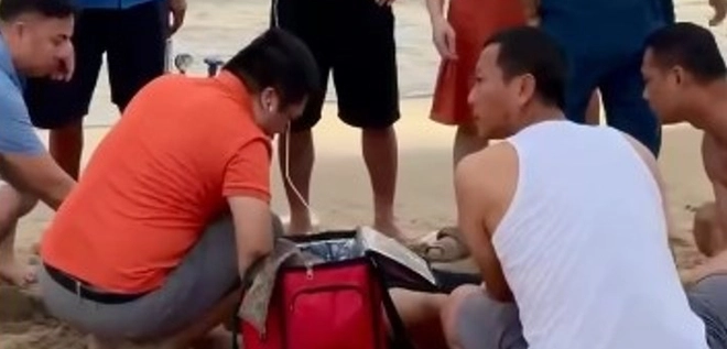 5 y bác sĩ Bệnh viện Tuyên Quang ép tim, cứu du khách ở biển Nhật Lệ