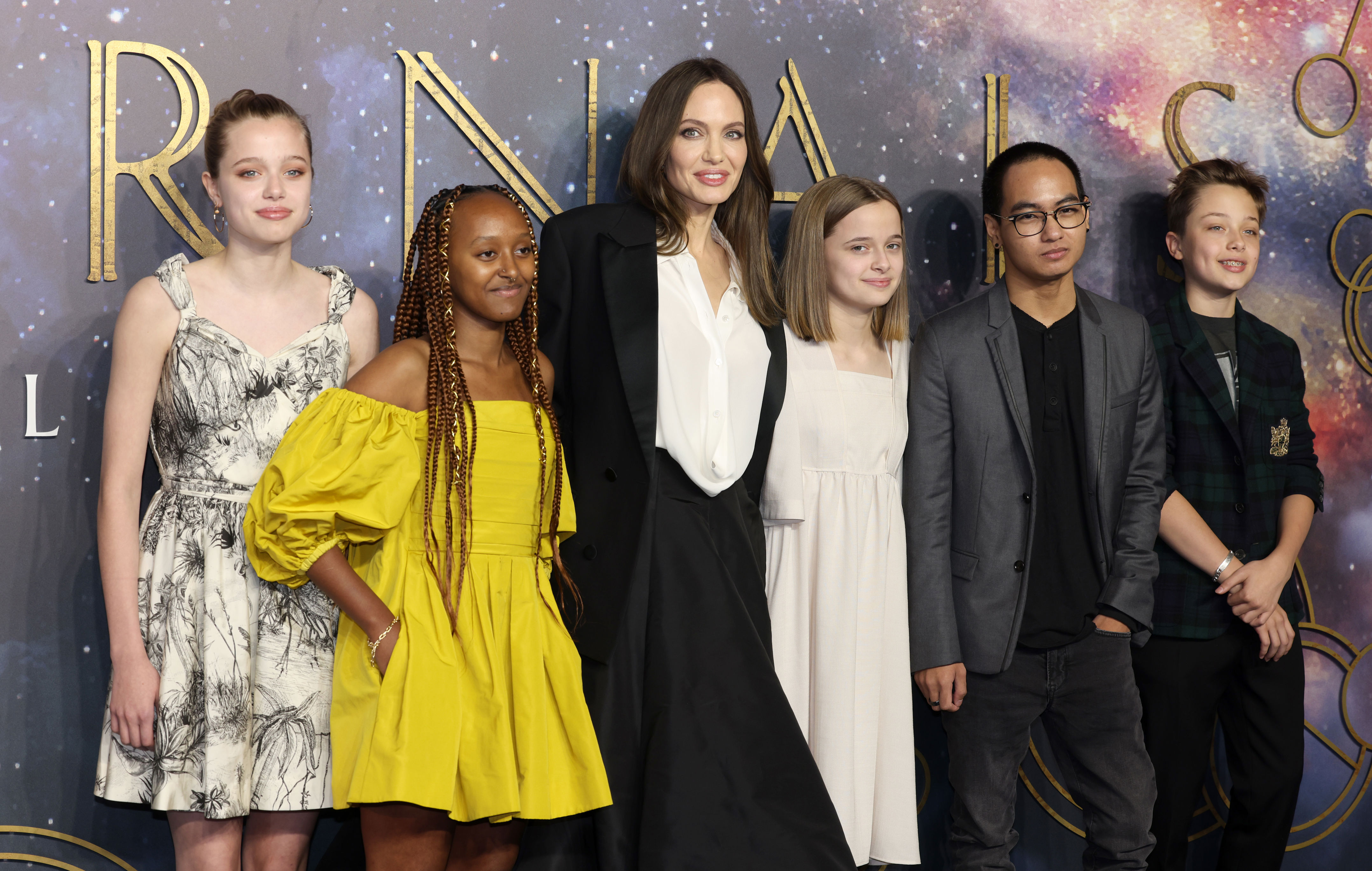 Angelina Jolie poses with her children Shiloh, Zahara, Vivienne, Maddox, and Knox at the 