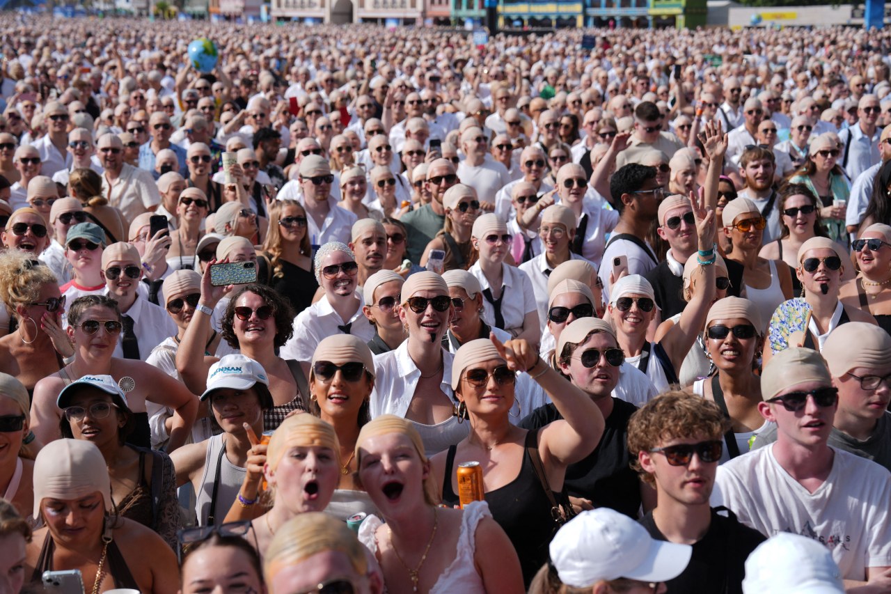 Everyone gets lost at the Pitbull concert