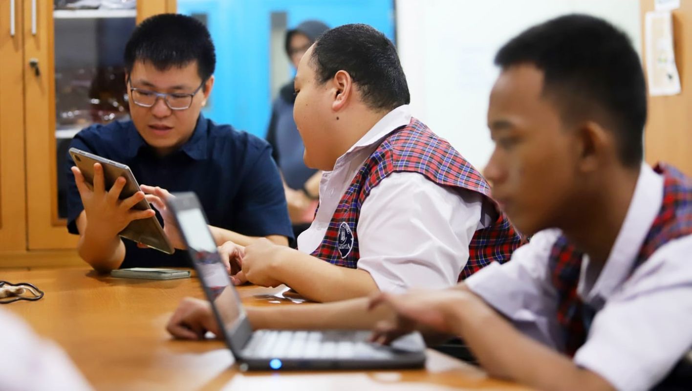 Guru memberikan materi tentang literasi digital kepada siswa. (Dery Ridwansah/JawaPos.com)