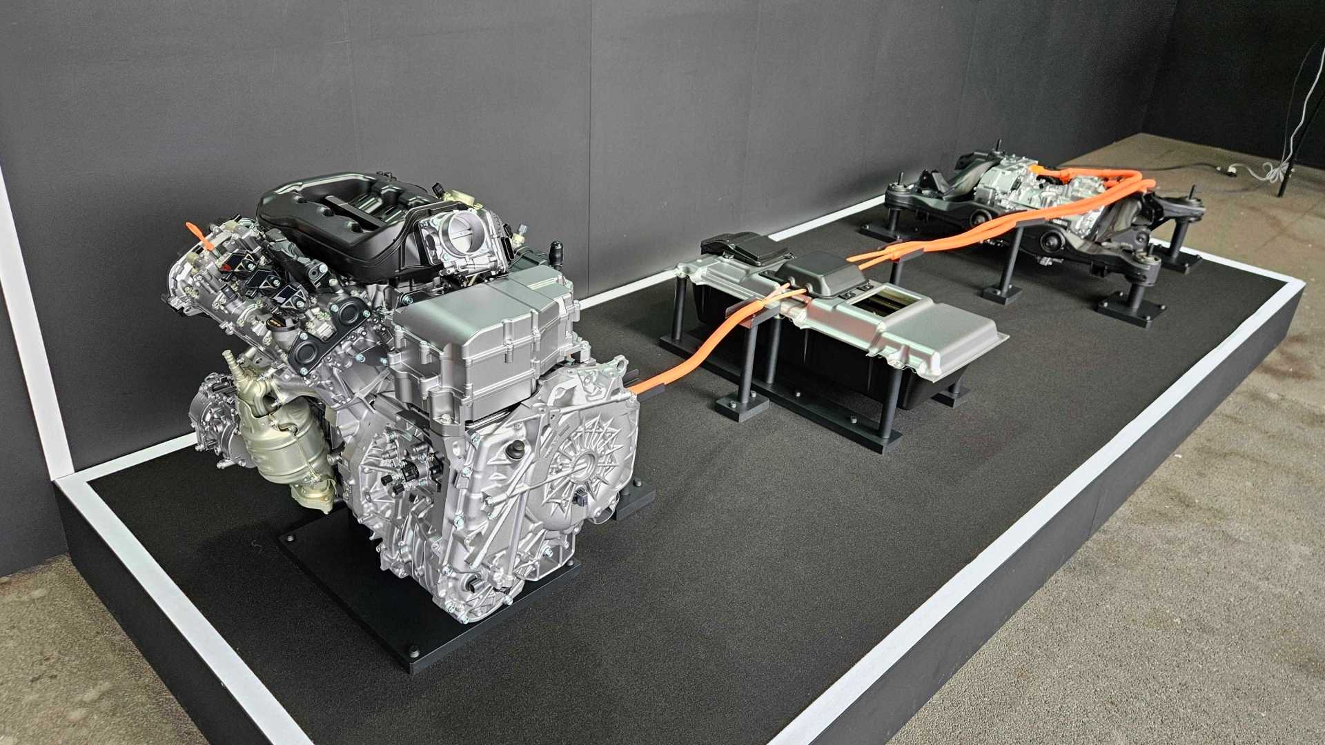 Honda large-size V6 hybrid system CB (1)