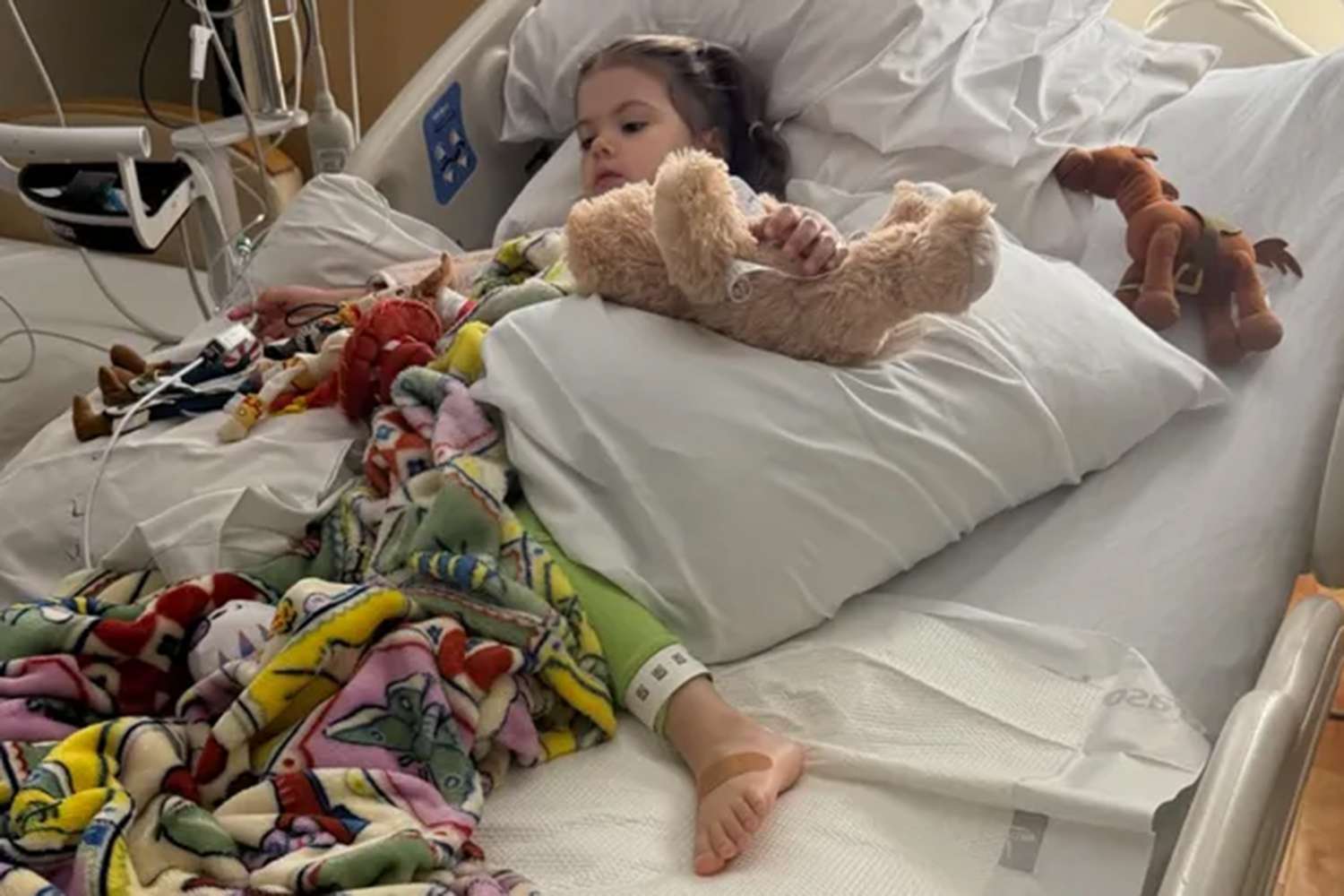 3-year-old Southern California girl hospitalized after rattlesnake hidden beneath Amazon package bites her