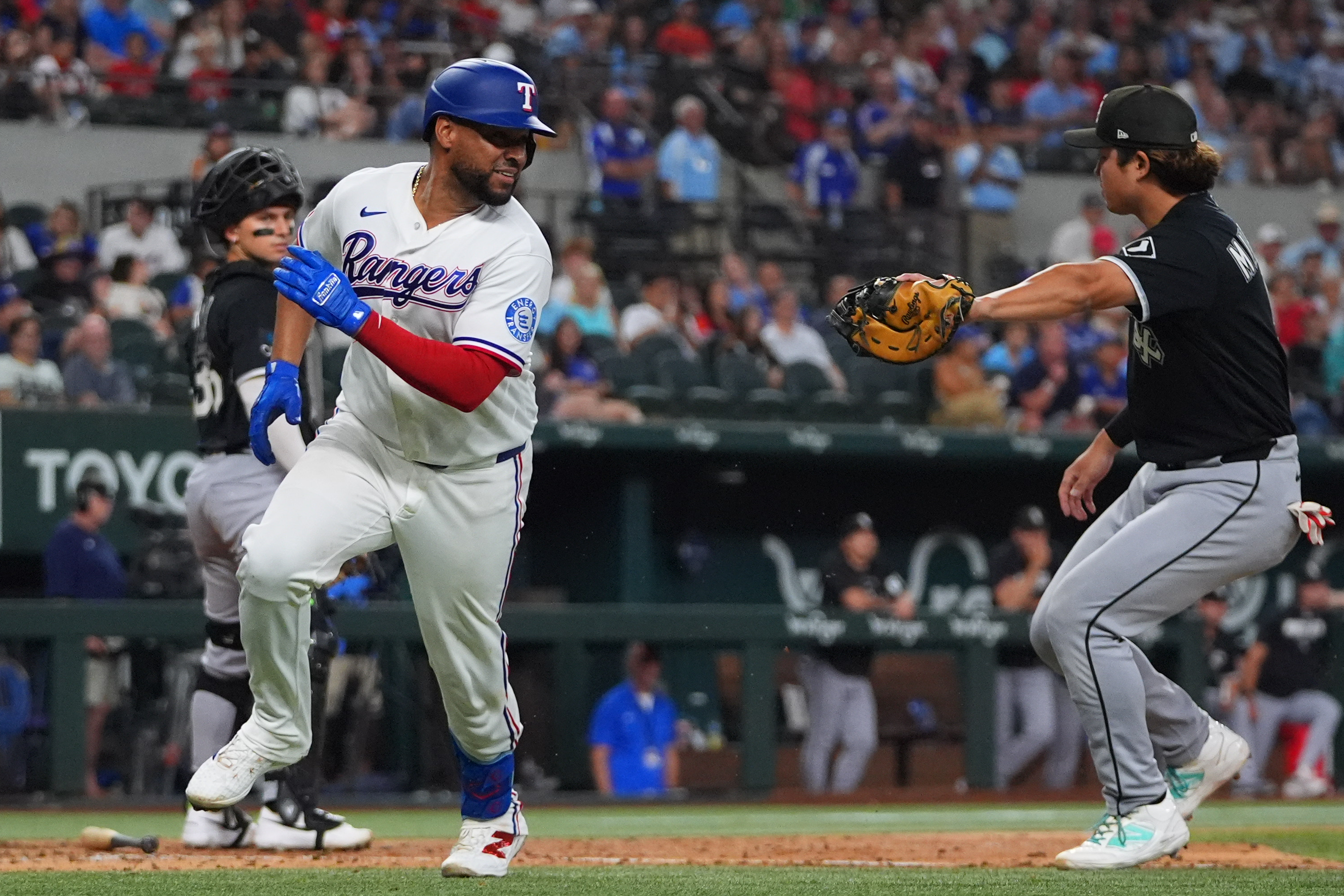 Texas Rangers' Elias Díaz runs from Chicago White Sox first baseman Munetaka Murakami for an out on a sacrifice bunt during the fifth inning of a baseball game, Tuesday, July 21, 2026, in Arlington, Texas. (AP Photo/LM Otero)