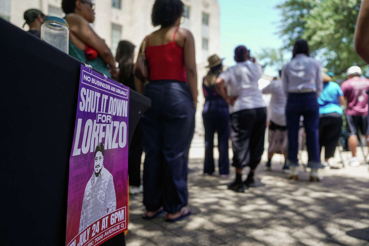Activists urge Houston businesses to close for ‘No Business As Usual' protest after ICE shooting