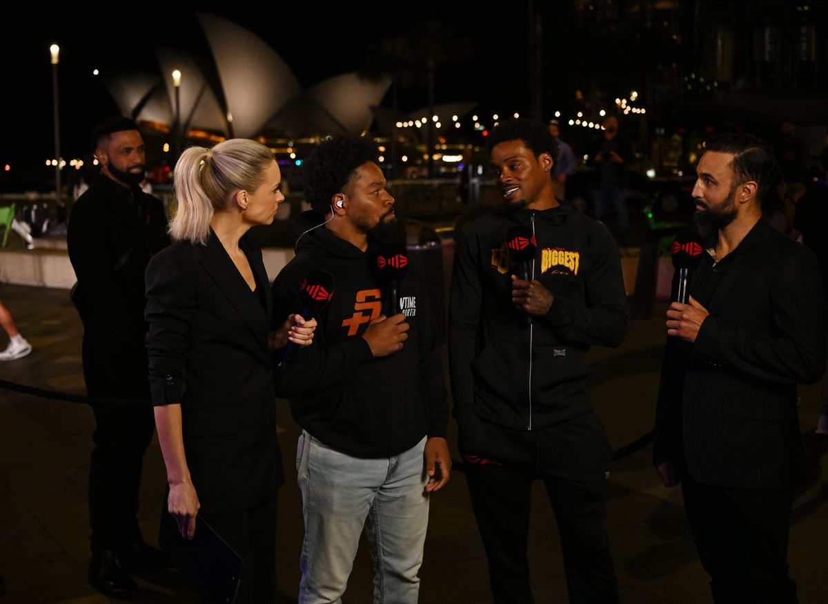 Errol Spence Jr. speaks with Shawn Porter Jr. and the fellow media members ahead of Saturday's fight.